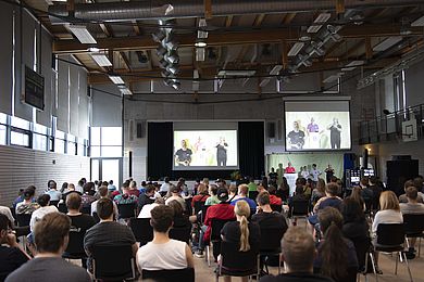 Teilnehmende beim Schuljahresabschlussgottesdienst