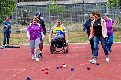 Teilnehmer*innen des Inklusionssportfestes auf dem Sportplatz