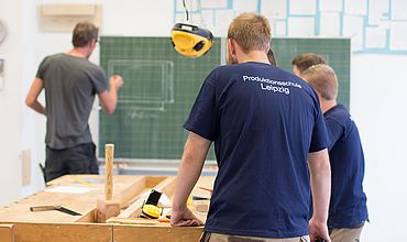 Jugendliche arbeiten in der Holzwerkstatt