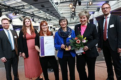 Inklusionspreisverleihung der BBW-Leipzig-Gruppe, Gruppenbild von den Preisträgern, MDR Intendantin Prof. Dr. Wille, die Produzentin des Magazins Selbstbestimmt, die Redakteurin. Übergeben wurde der Preis von beiden Geschäftsführern der BBW-Leipzig-Gruppe und einer Auszubildenden des Berufsbildungswerkes.