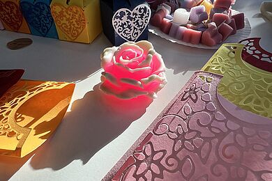 Kerze, die wie eine Rose geformt ist