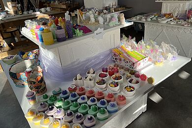 Warenauslage mit Kerzen und Seifen