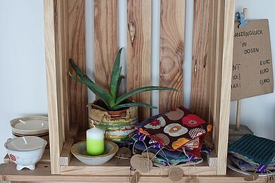 Blick in ein Regal mit Waren in der Elsterkammer