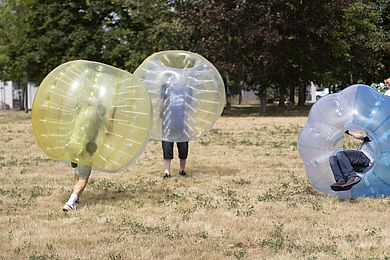 Teilnehmende beim Bubble Soccer