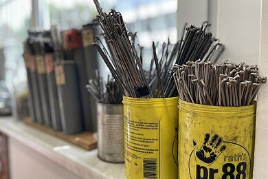 Werkzeug in verschiedenen Dosen auf einem Fensterbrett 