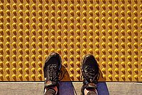 Schuhe auf taktilem Bodenbelag