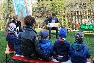 Ken Toko liest den Kindern der Kita "Schröderstraße" aus "Die kleine Raupe Nimmersatt" vor