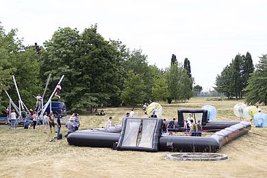 Blick auf das BBW-Gelände mit Human Soccer und Trampolinspringen