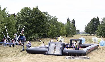 Blick auf das BBW-Gelände mit Human Soccer und Trampolinspringen