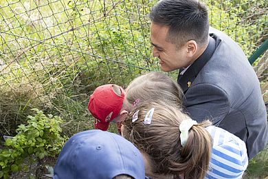 Ken Toko pflanzt mit Kindern der Kita eine Himbeere