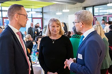 von links nach rechts: Hauptgeschäftsführer Tobias Schmidt, Staatsministerin Petra Köpping und Prof. Dr. med. Michael Fuchs, Leiter der Sektion Phoniatrie und Audiologie (hält den Brückenschlag-Preis in der Hand)