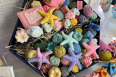 Badezusätze in verschiedenen Formen und Farben