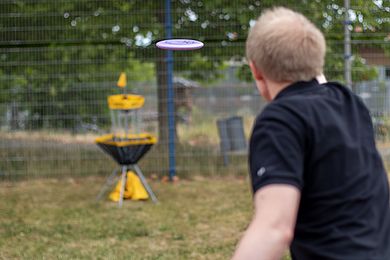 Ein Mann probiert Frisbee aus