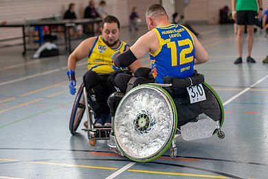 Zwei Männer beim Rollstuhl-Rugby