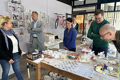 Mehrere Personen schauen sich Produkte in der Elsterkammer an