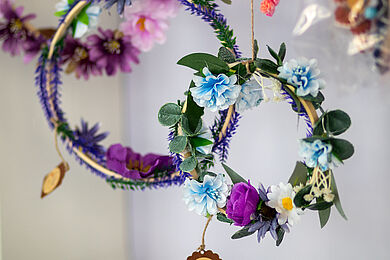 Blumenkränze aus Kunstpflanzen zum Aufhängen