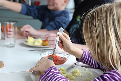 Kinder essen in der Tagesgruppe zu Mittag