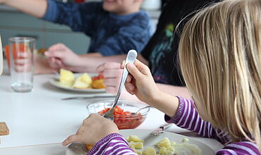Kinder essen in der Tagesgruppe zu Mittag