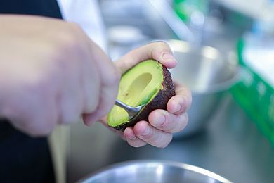 Zubereitung einer Avocado.