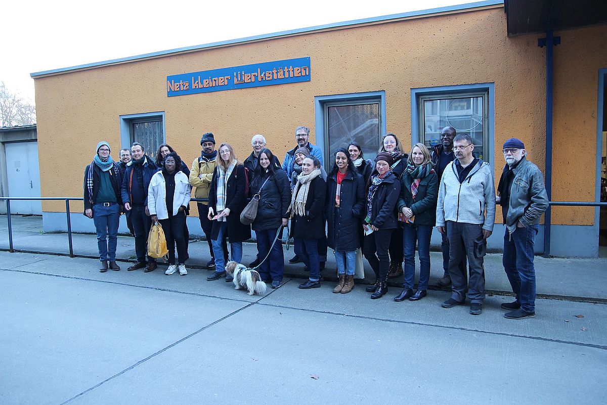 Gruppenfoto: Sozialpädagog*innen aus Frankreich vor der Fahrradwerkstatt vom Netz kleiner Werkstätten