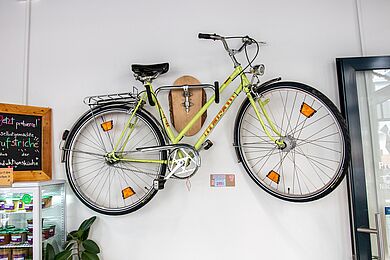 restauriertes Fahrrad, hängt an der Wand