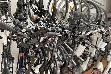Wandaufhängung mit Fahrrädern 