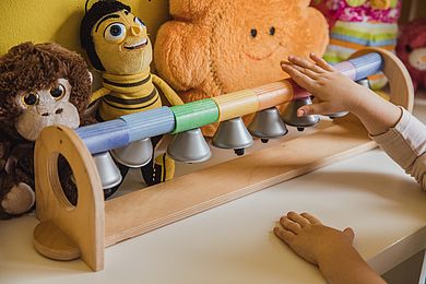 Kind mit Glockenspiel in der Kinderwohngruppe