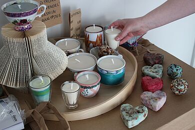 Produkte in der Elsterkammer: Kerzen und Seifenstücke