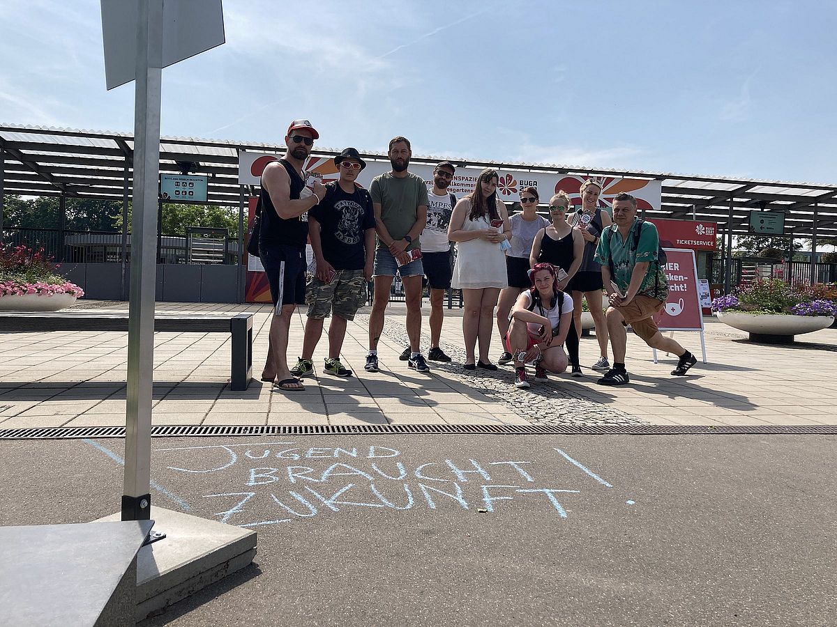 Jugendberufshilfe zu Besuch bei der Bundesgartenschau Gruppenfoto von Mitarbeitenden und Teilnehmenden der Produktionsschule auf der Bundesgartenschau in Erfurt 2021