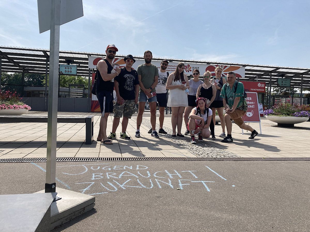 Gruppenfoto von Mitarbeitenden und Teilnehmenden der Produktionsschule auf der Bundesgartenschau in Erfurt 2021