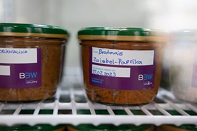 Hausgemachte Aufstriche: "Orientalisch" und "Bratmais, Zwiebel-Paprika"