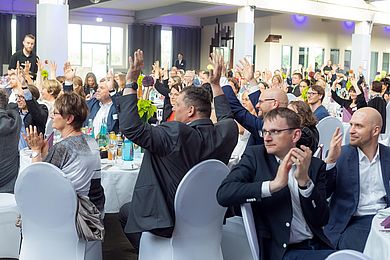 Gäste applaudieren beim Jubiläumsempfang in der Alten Wollkämmerei Leipzig.