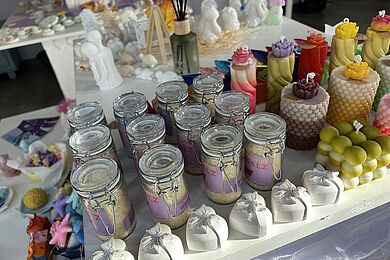 Selbstgemachtes Badesalz in Weckgläsern und Kerzen in verschiedenen Ausführungen