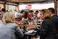 Eine Gruppe von Personen beim gemeinsamen Essen unter freiem Himmel