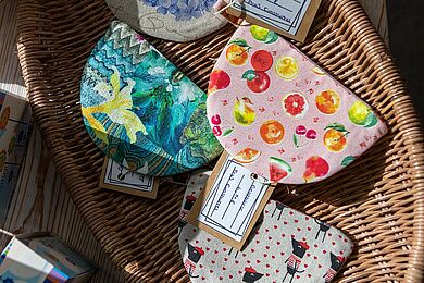 selbstgenähte, kleine Taschen mit verschiedenen Mustern