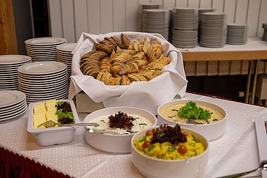 Brot und Aufstriche in Schalen und Schüsseln