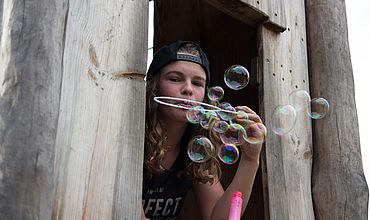 Mädchen macht Seifenblasen