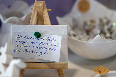 Kleiner Holzaufsteller mit Mini-Leinwand und Zettel "Alle Kerzen und Seifen fertigen wir Ihnen auch in ihrer Wunschfarbe auf Bestellung"